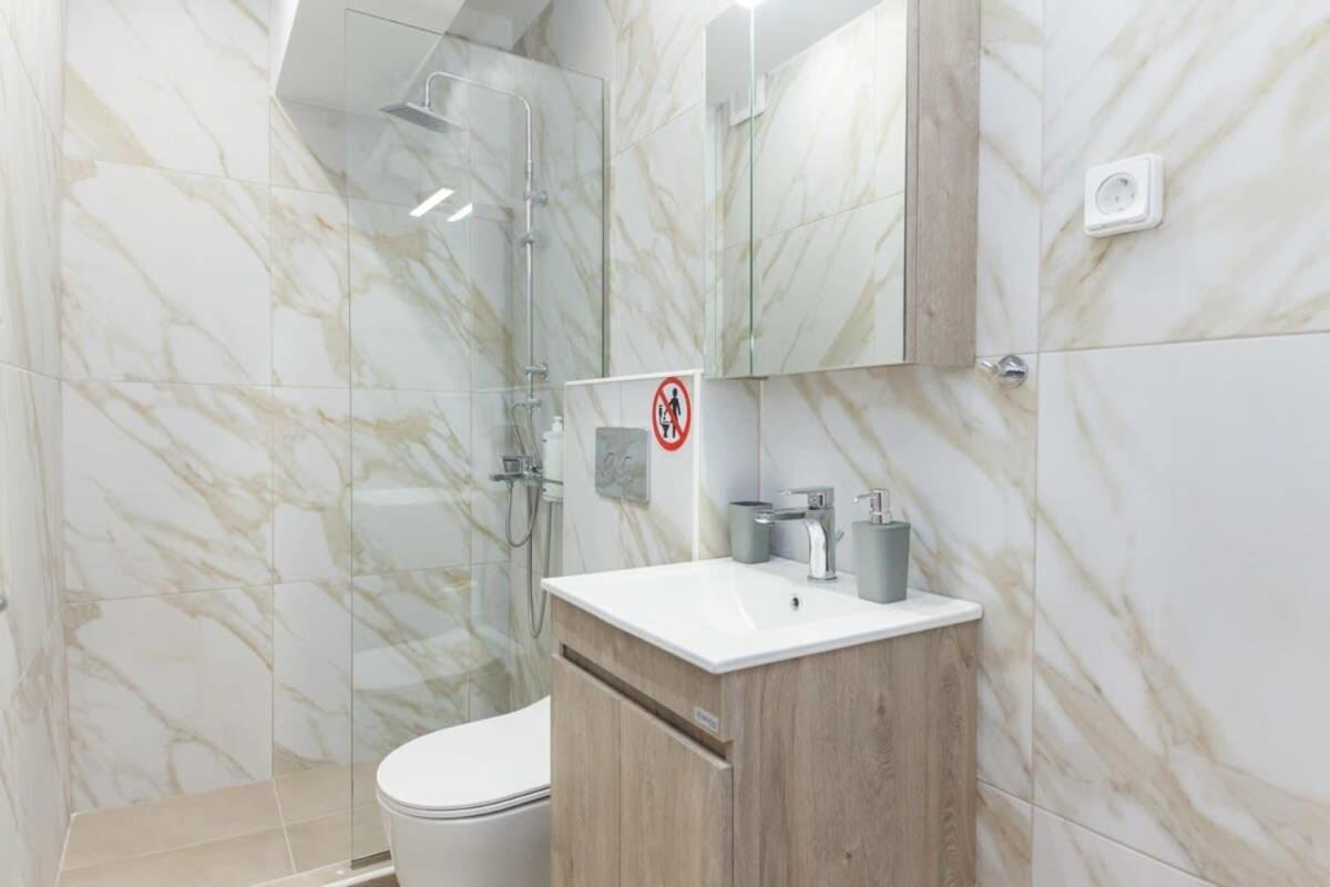 Ferienwohnung Brand New Urban Getaway Next To Megaro Mousikis Athen Exterior foto