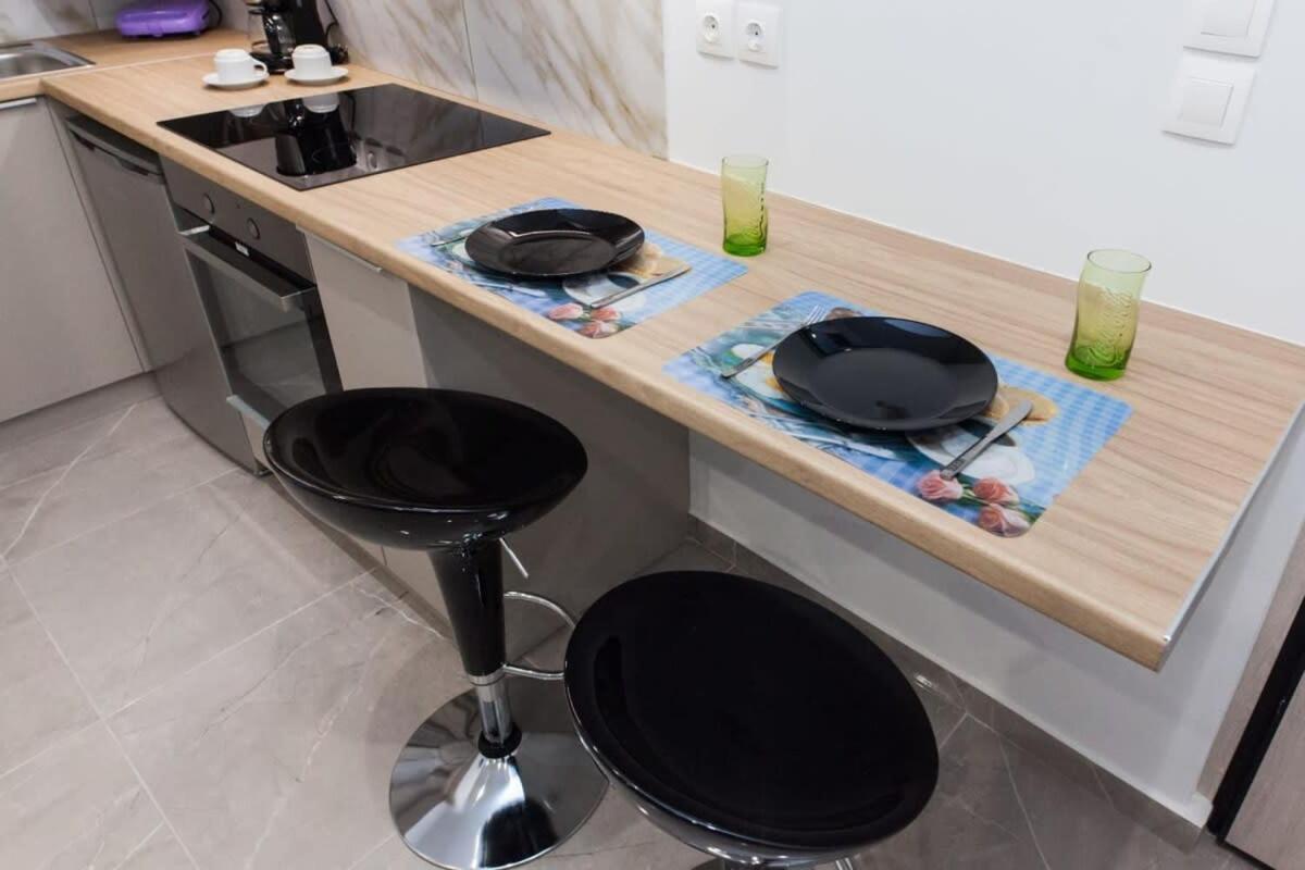 Ferienwohnung Brand New Urban Getaway Next To Megaro Mousikis Athen Exterior foto